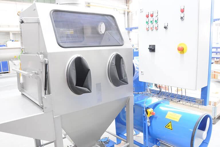 Sack emptying cabin type SK